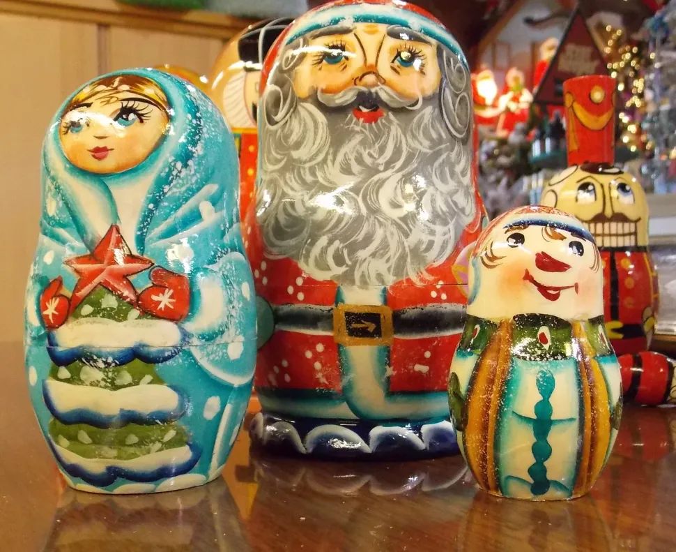 Nesting Deluxe Santa Dolls
